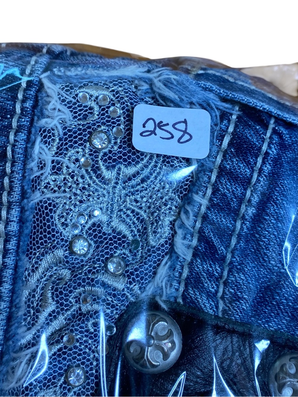 Miss Me Embellished Embroidered Capri Jeans Women’s size 29 - Picture 16 of 16